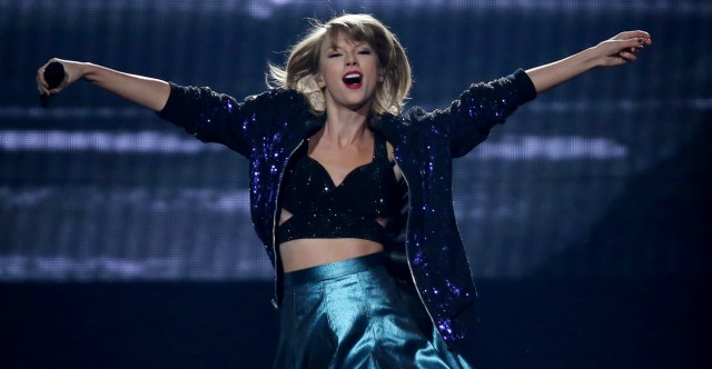 Taylor Swift performed at the Xcel Energy Center on her first of three performances this weekend... ] (KYNDELL HARKNESS/STAR TRIBUNE) kyndell.harkness@startribune.com..Taylor Swift concert at the Xcel Energy Center in St. Paul, Min., Friday September 11, 2015.