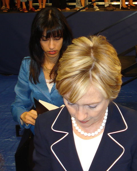 content_1024px-Hillary_Clinton_and_Huma_Abedin_1a