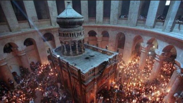 Edicule-encasing-the-Tomb-of-Christ-in-the-Church-of-the-Holy-Sepulchre